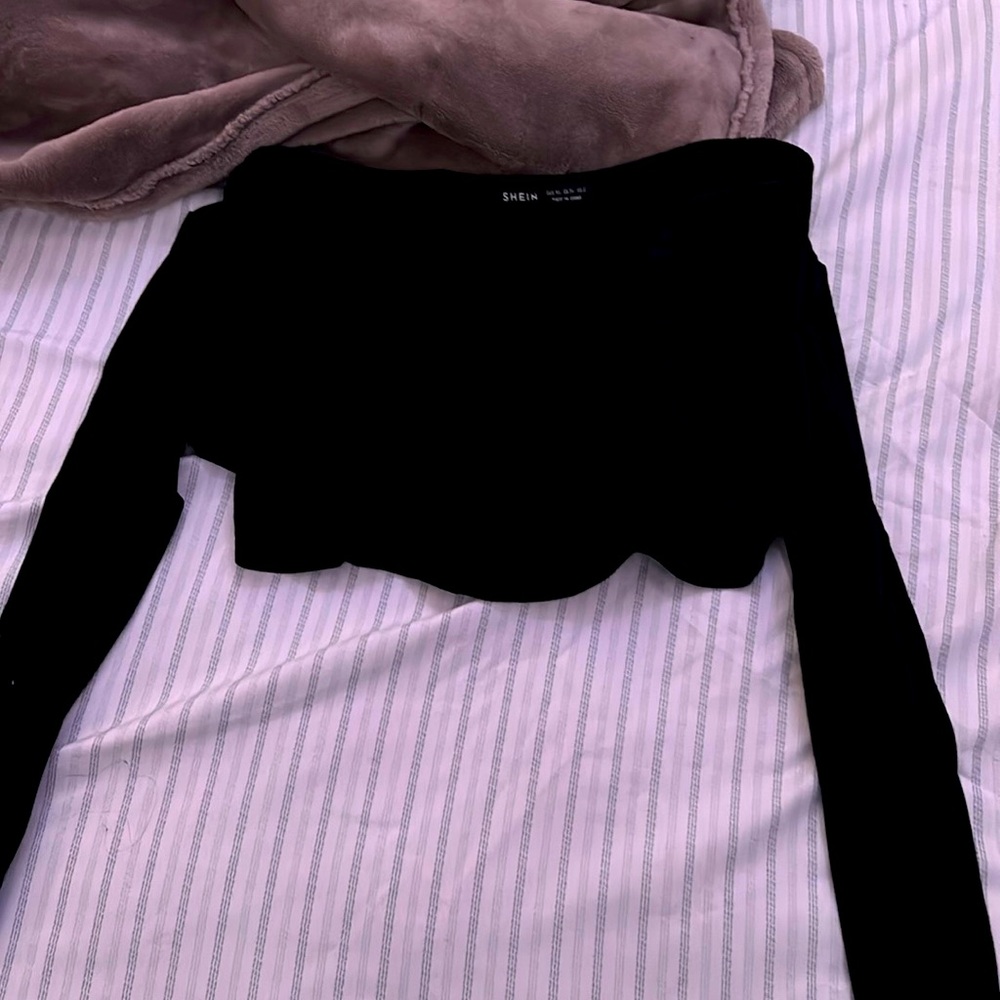 Plain cropped long sleeve shirt
